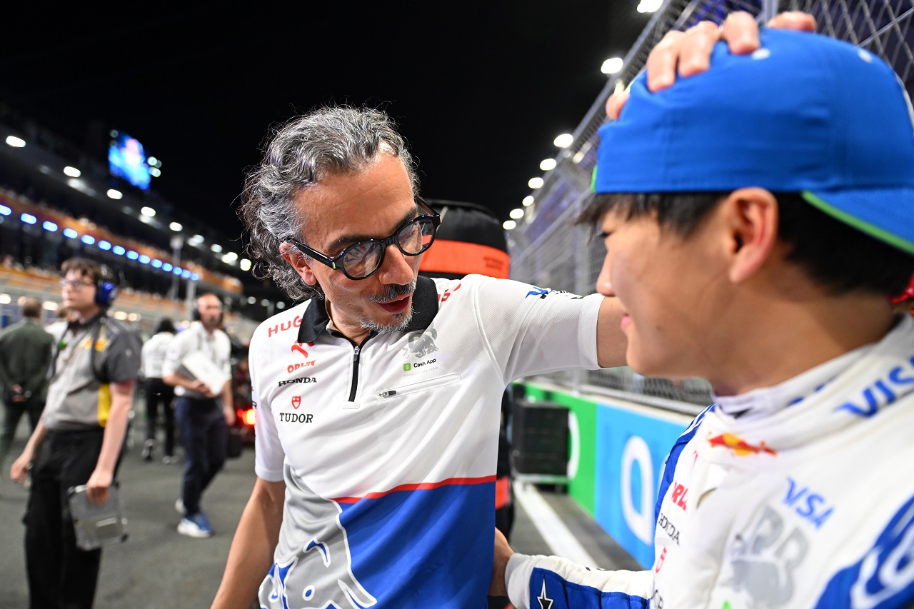 RBチーム代表ローレン・メキースと角田裕毅