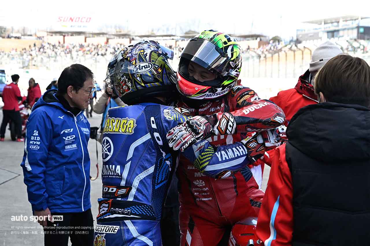 勝利を称え合う中須賀克行（YAMAHA FACTORY RACING TEAM）と水野涼（DUCATI Team KAGAYAMA）／2024全日本ロード第1戦鈴鹿2&4 JSB1000 決勝