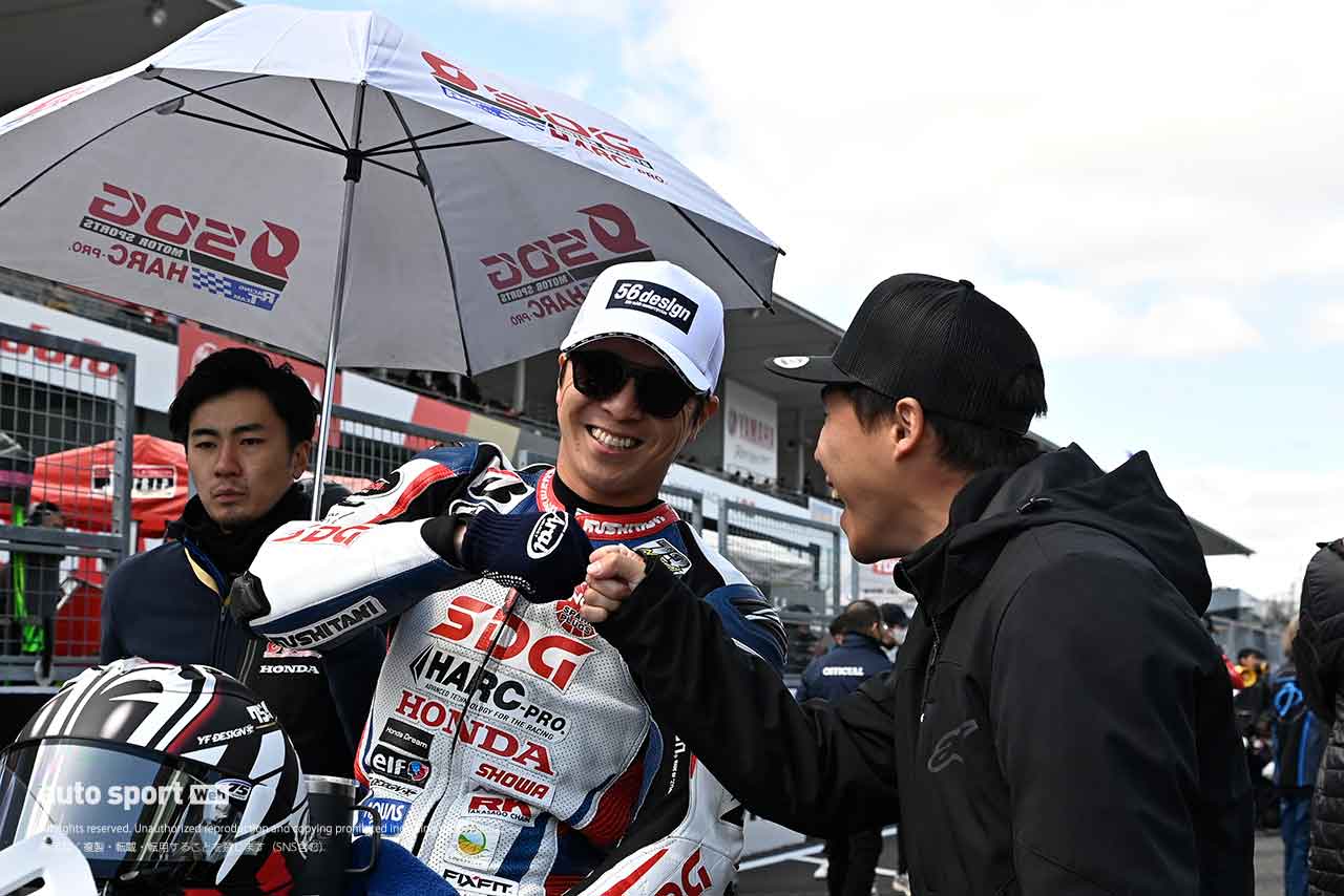 決勝前に名越哲平（SDG Honda Racing）の元に訪れた榎戸育寛／2024全日本ロード第1戦鈴鹿2&4 JSB1000