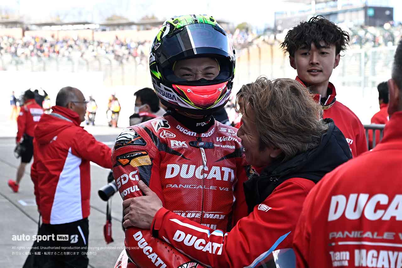 2位表彰台獲得で称え合う水野涼と加賀山就臣監督（DUCATI Team KAGAYAMA）／2024全日本ロード第1戦鈴鹿2&4 JSB1000