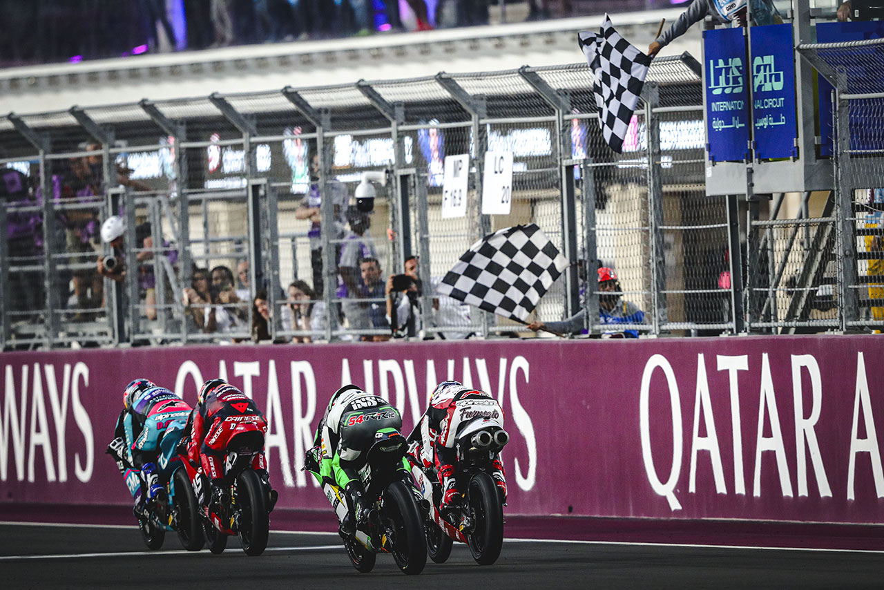 Moto3：決勝レースでのチェッカーの瞬間／2024MotoGP第1戦カタールGP