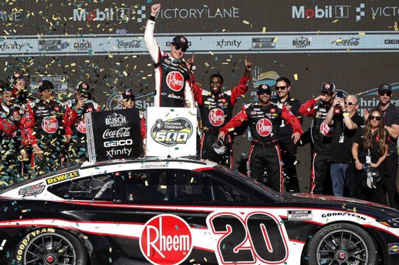終盤の独走劇で新型トヨタ・カムリXSEが初勝利。陣営が312周中298周を制圧／NASCAR第4戦