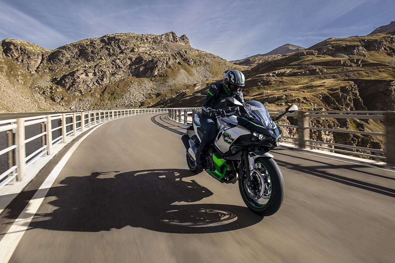 カワサキ、世界初ストロングハイブリッドモータサイクル『Ninja 7 Hybrid』を6月15日から発売
