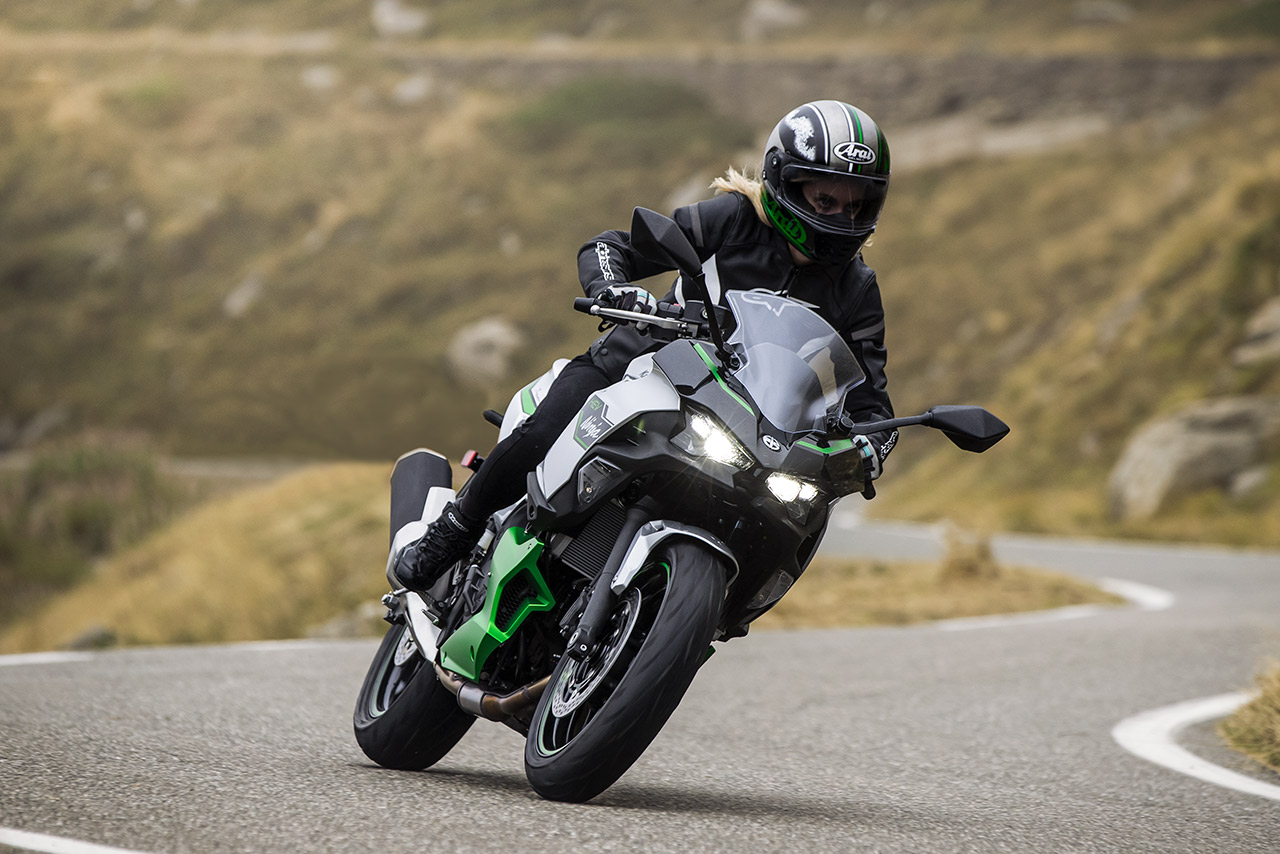 カワサキ、世界初ストロングハイブリッドモータサイクル『Ninja 7 Hybrid』を6月15日から発売