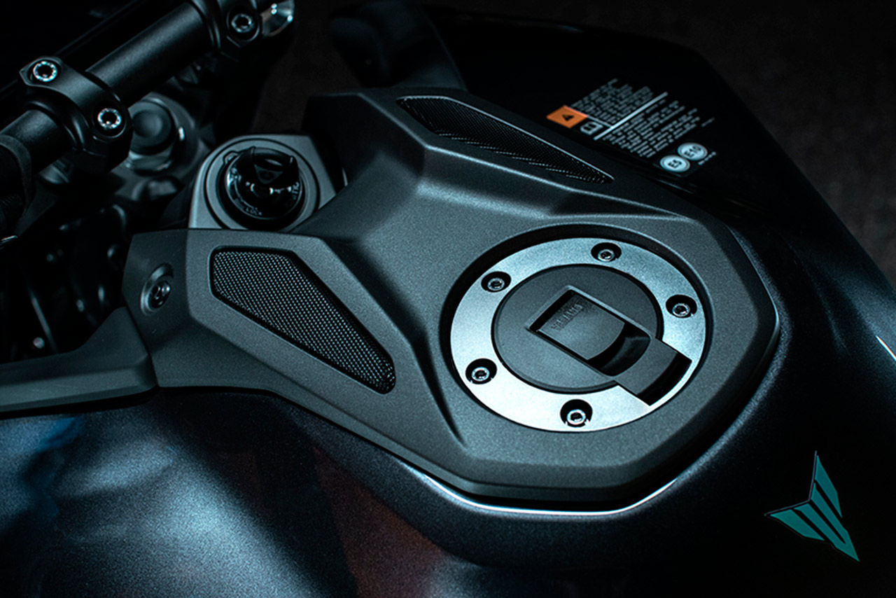 ヤマハ、ロードスポーツ『MT-09 ABS』の大改良を実施。ライディングポジションも変更