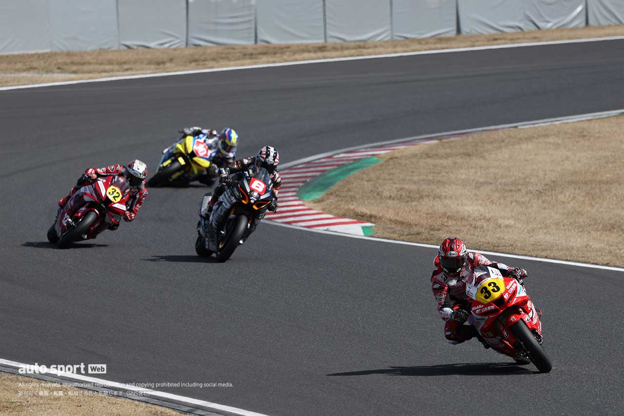 元JSB王者の高橋巧と野左根vsスズキ津田。新型マシン、寒さのなかで開幕戦は5位争い／全日本ロード鈴鹿2&4