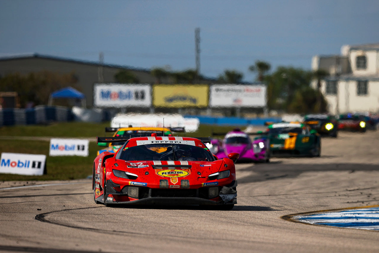 表彰台獲得目前の追突で万事休す。新型コルベット駆るダニエル・ジュンカデラ、セブリング12時間でのラフバトルを疑問視