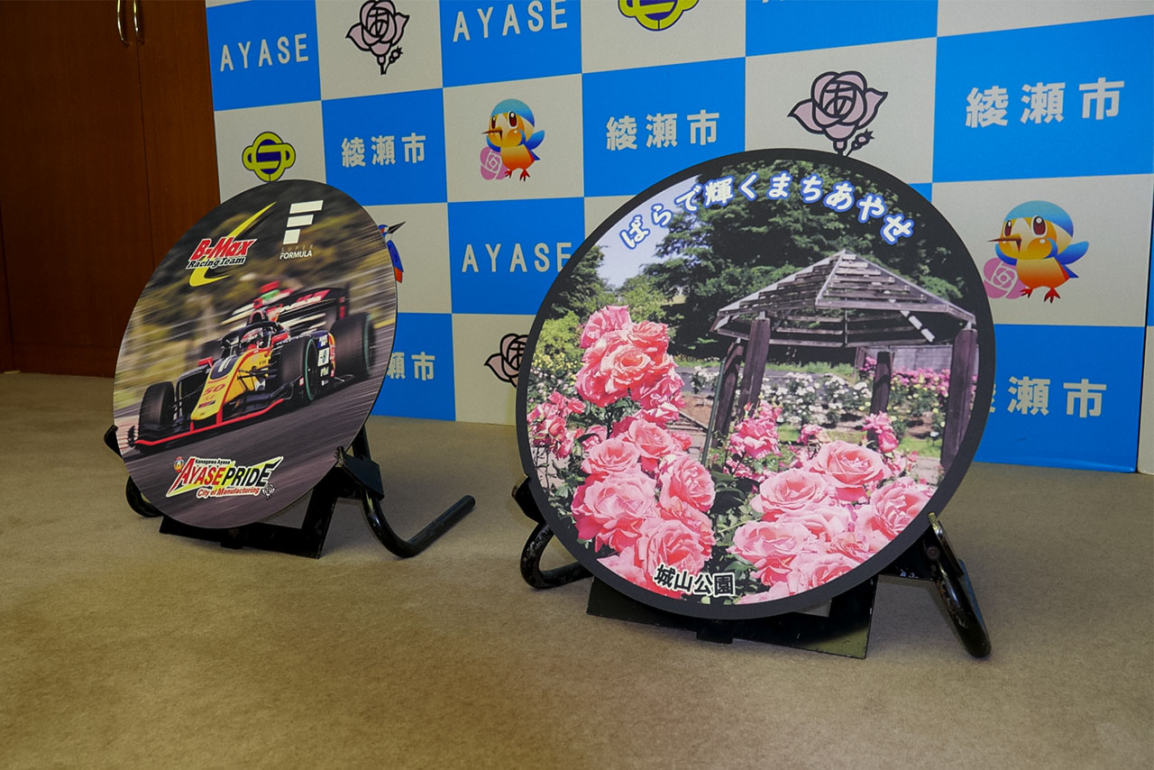 B-MaxのSF23デザインの特別マンホールが綾瀬市に設置。当日は木村偉織も参加のセレモニーを実施