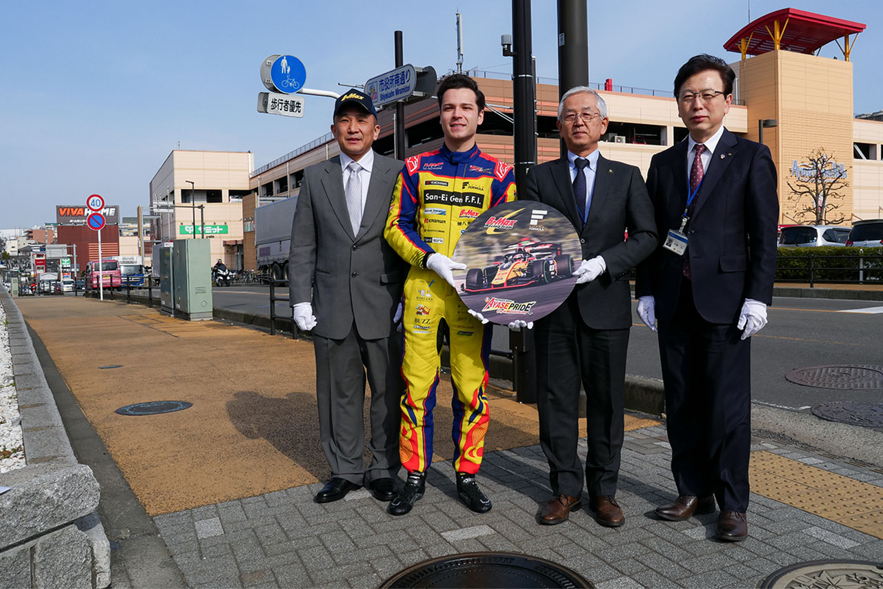 B-MaxのSF23デザインの特別マンホールが綾瀬市に設置。当日は木村偉織も参加のセレモニーを実施