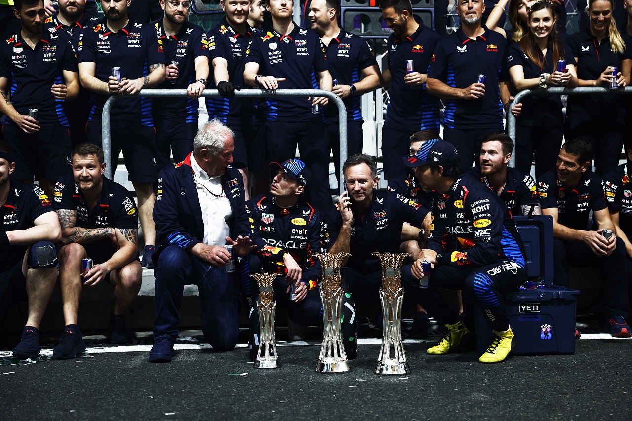 マックス・フェルスタッペンとセルジオ・ペレスのワンツーを祝うレッドブル