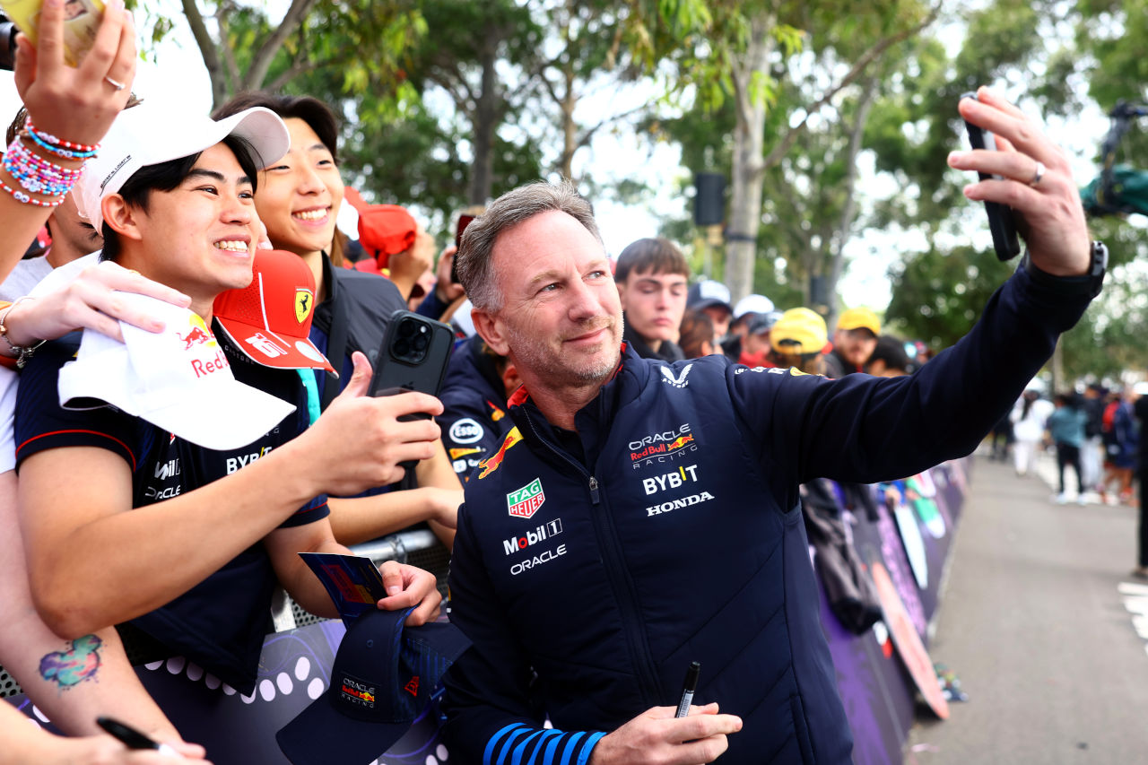 内紛続くレッドブルF1。渦中のクリスチャン・ホーナーと話すも我関せずのフェルスタッペン「僕にとって状況は変わらない」