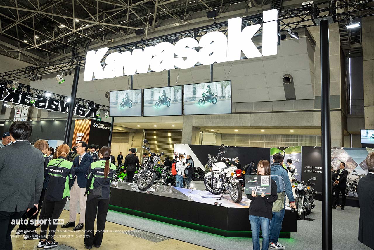 カワサキ：昭和レトロ系から最先端のハイブリッド技術を搭載したモデルまで幅広く披露／東京モーターサイクルショー