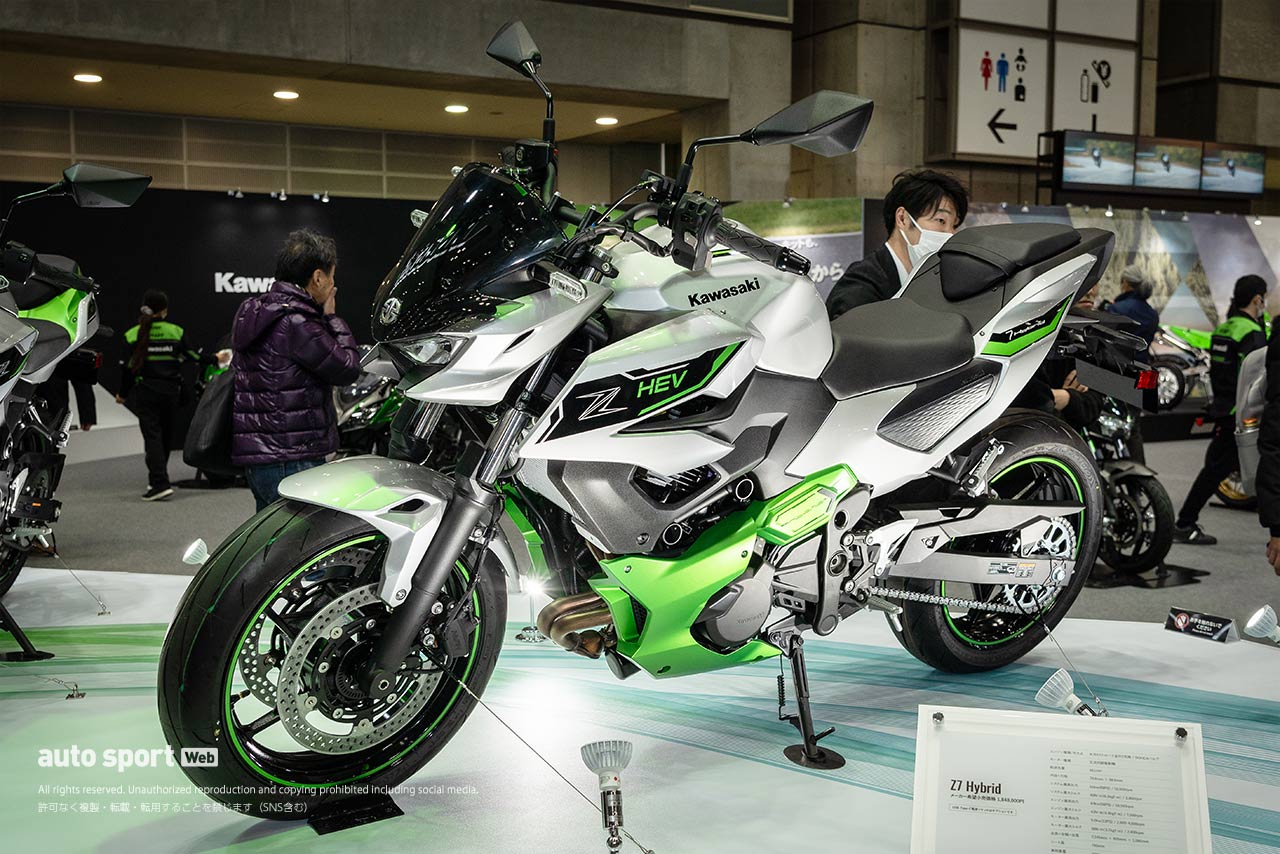 カワサキ：昭和レトロ系から最先端のハイブリッド技術を搭載したモデルまで幅広く披露／東京モーターサイクルショー