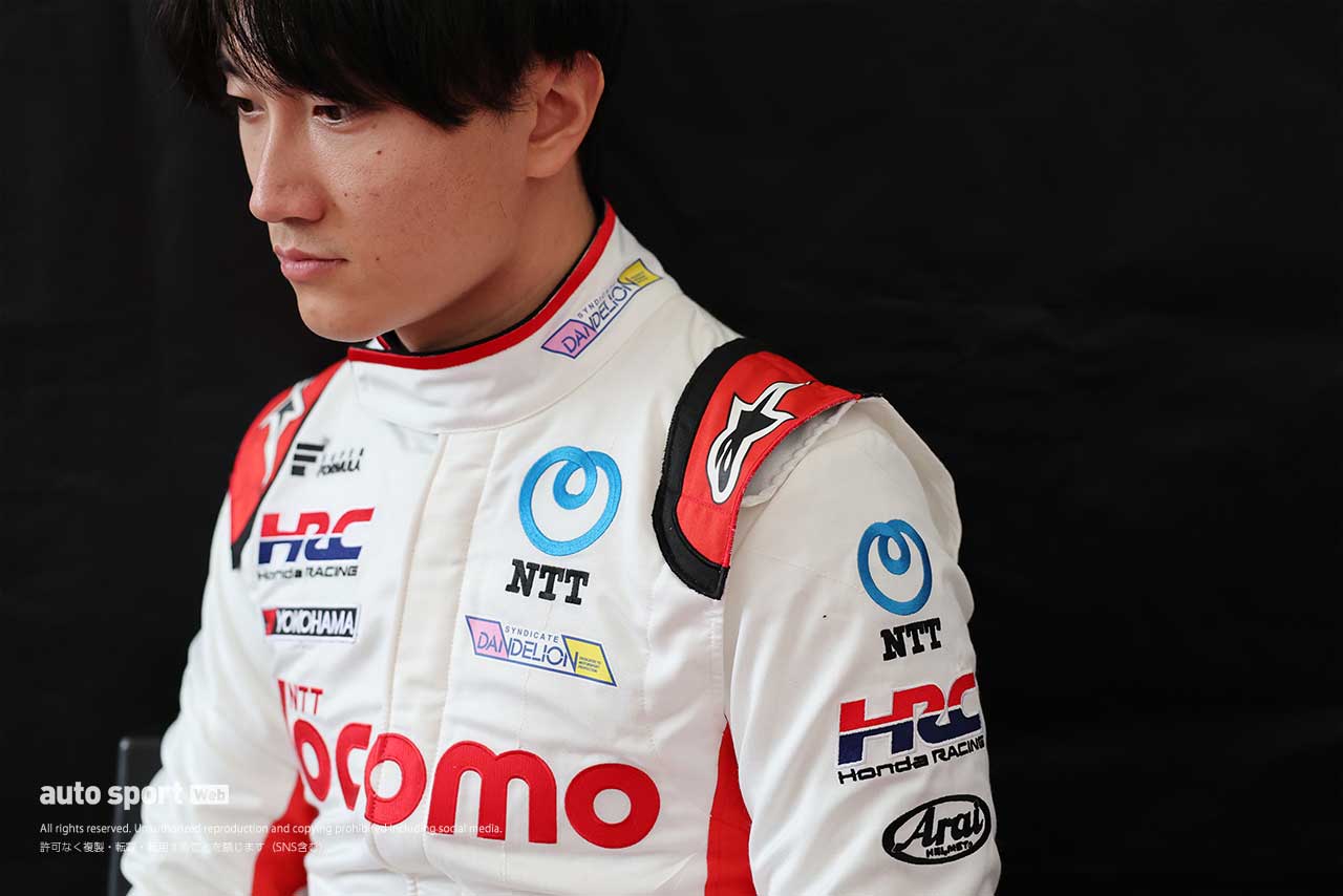 選手の体を保護する装備品を比較。二輪用は『転倒』、四輪用は『難燃性』と設計思想の違いも／鈴鹿2&4