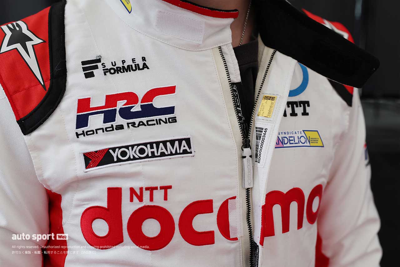 選手の体を保護する装備品を比較。二輪用は『転倒』、四輪用は『難燃性』と設計思想の違いも／鈴鹿2&4