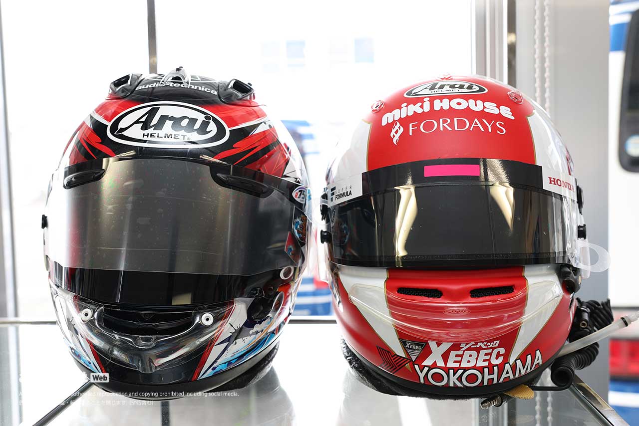 選手の体を保護する装備品を比較。二輪用は『転倒』、四輪用は『難燃性』と設計思想の違いも／鈴鹿2&4