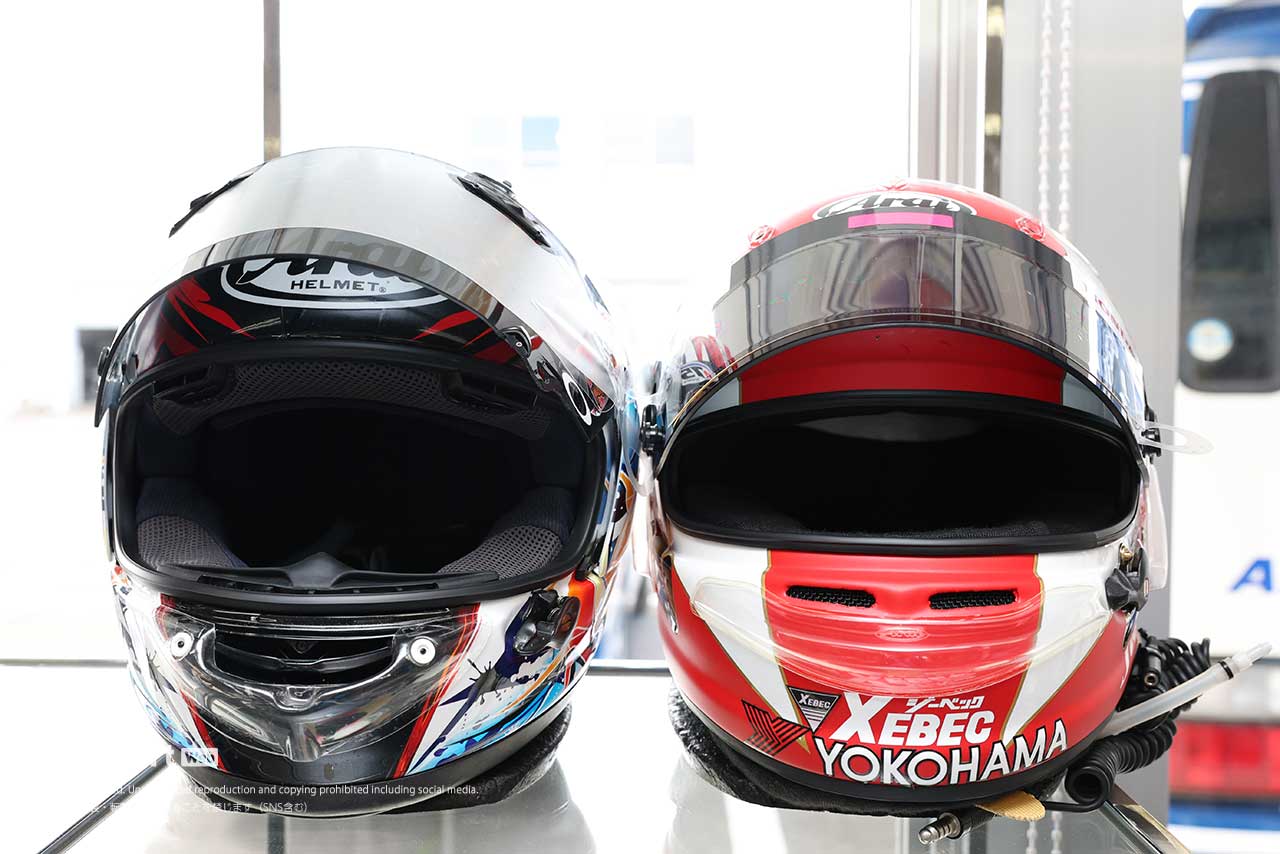 選手の体を保護する装備品を比較。二輪用は『転倒』、四輪用は『難燃性』と設計思想の違いも／鈴鹿2&4