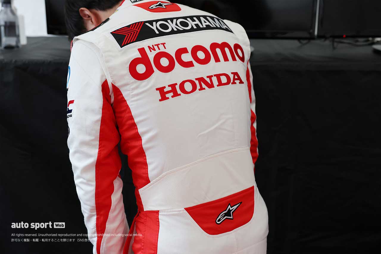 選手の体を保護する装備品を比較。二輪用は『転倒』、四輪用は『難燃性』と設計思想の違いも／鈴鹿2&4