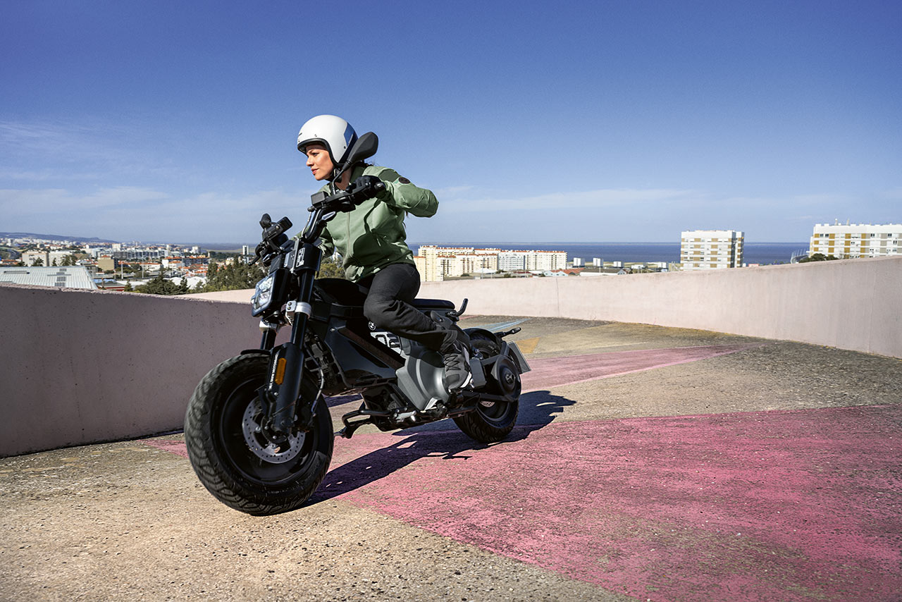 BMW、新型電動スクーター『CE 02』を4月26日から発売。航続距離は約100kmを実現