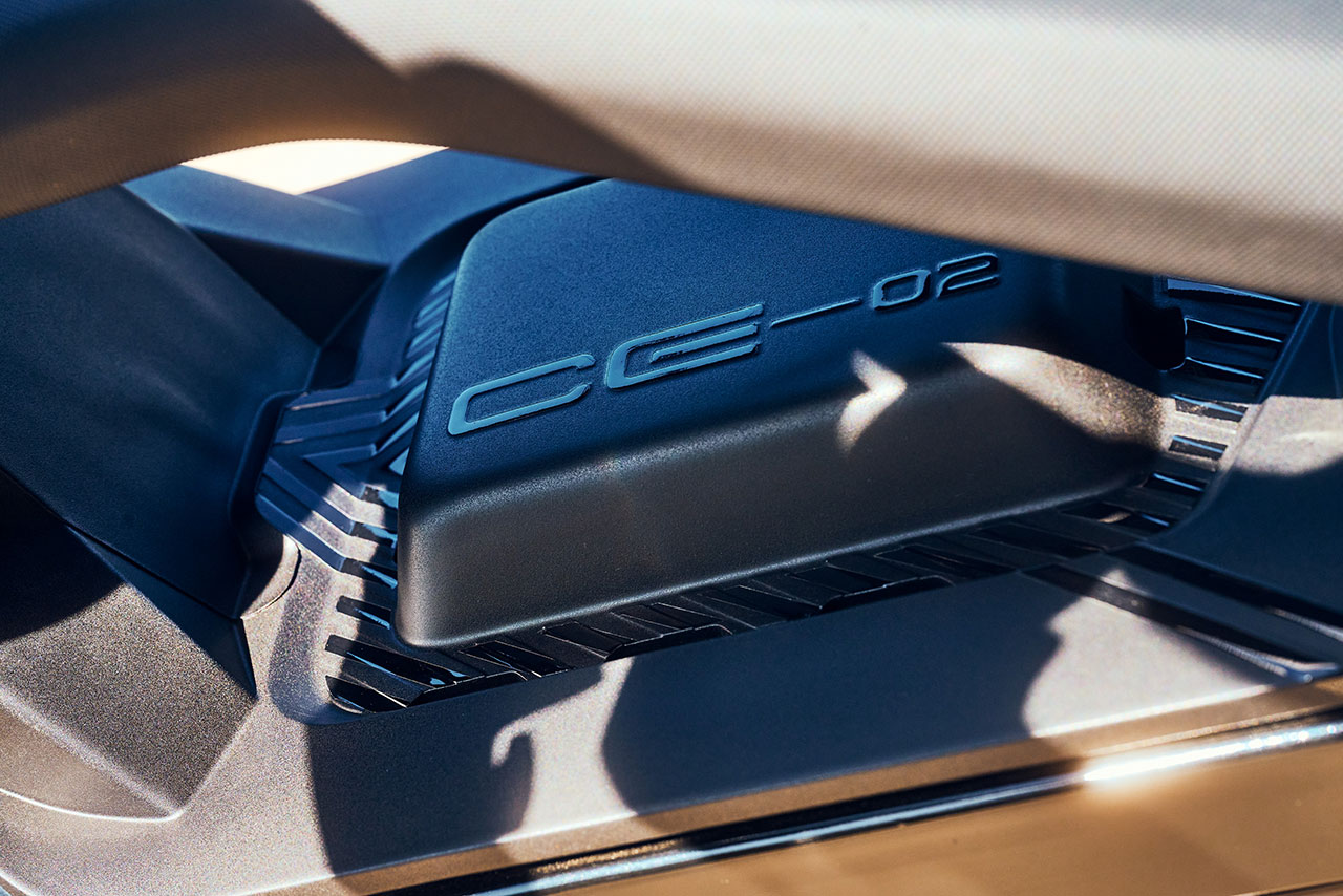 BMW、新型電動スクーター『CE 02』を4月26日から発売。航続距離は約100kmを実現