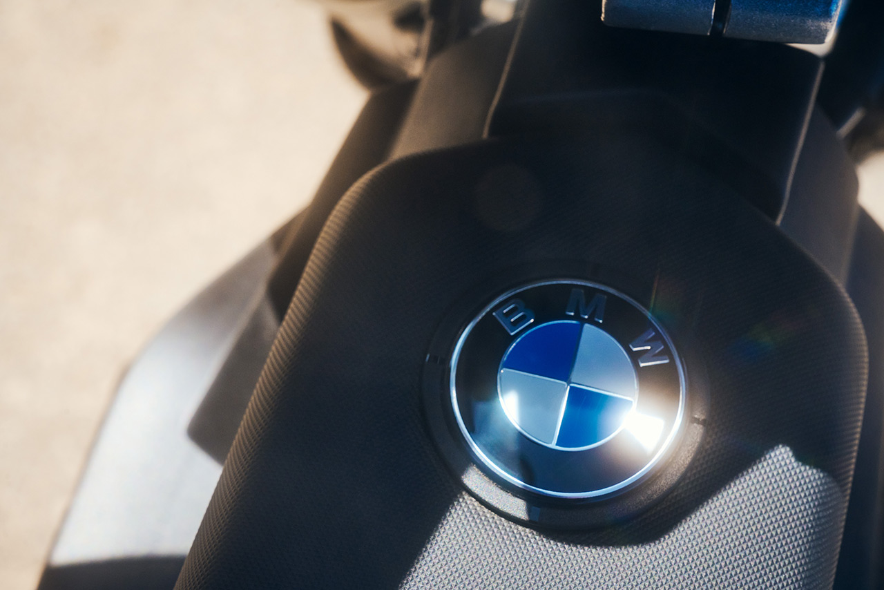 BMW、新型電動スクーター『CE 02』を4月26日から発売。航続距離は約100kmを実現