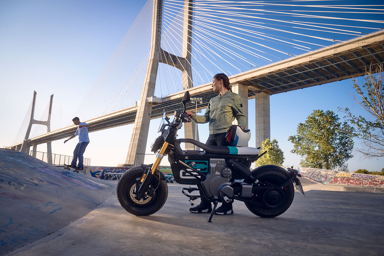 BMW、新型電動スクーター『CE 02』を4月26日から発売。航続距離は約100kmを実現