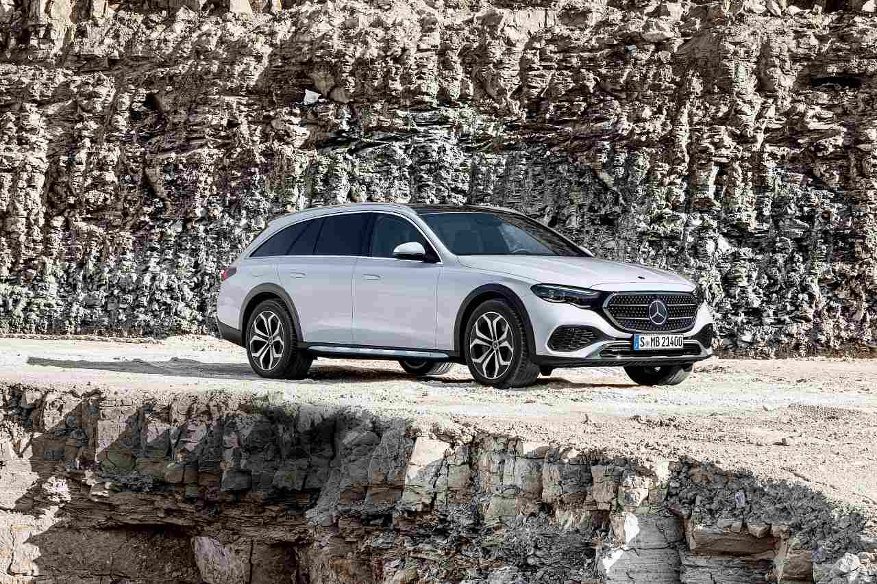 メルセデス・ベンツ、SUVとワゴンの機能性を融合した『E220d 4MATICオールテレイン』を追加設定
