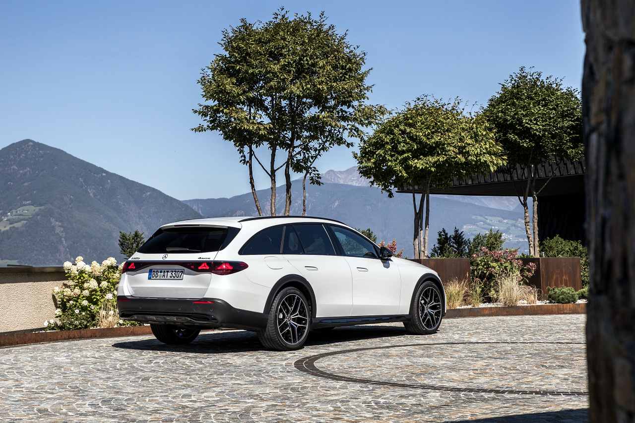 メルセデス・ベンツ、SUVとワゴンの機能性を融合した『E220d 4MATICオールテレイン』を追加設定