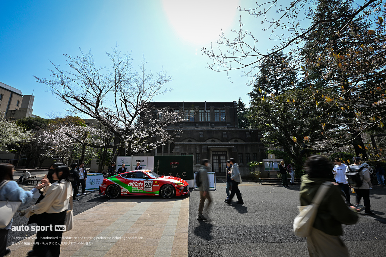 桜咲く青山学院にraffinee 日産メカニックチャレンジZ NISMO GT4見参。多くの注目を集める