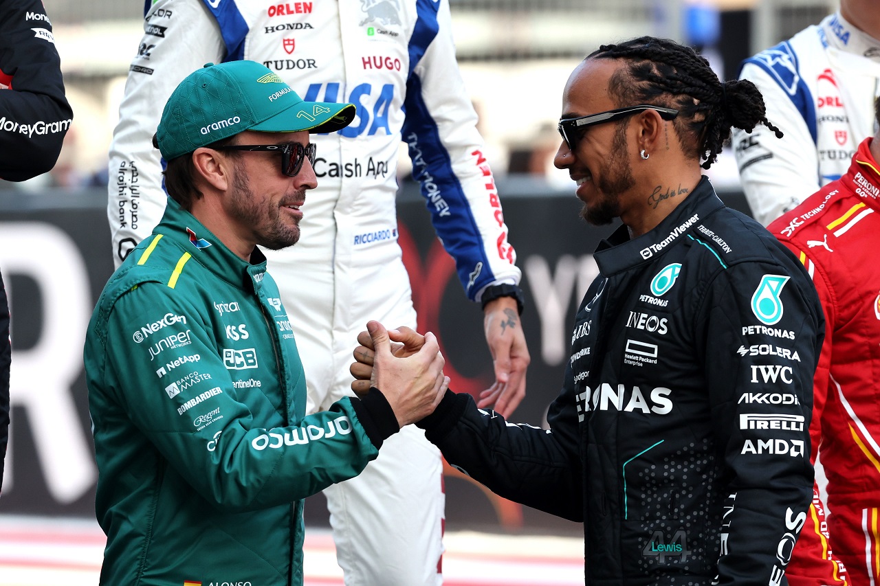 フェルナンド・アロンソ（アストンマーティン）とルイス・ハミルトン（メルセデス）