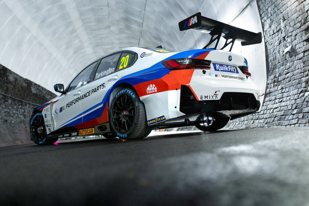 名門ウエスト・サリー・レーシングが2024年型『BMW 330e Mスポーツ』を披露。シリーズは世界初のTikTokライブ中継も発表／BTCC