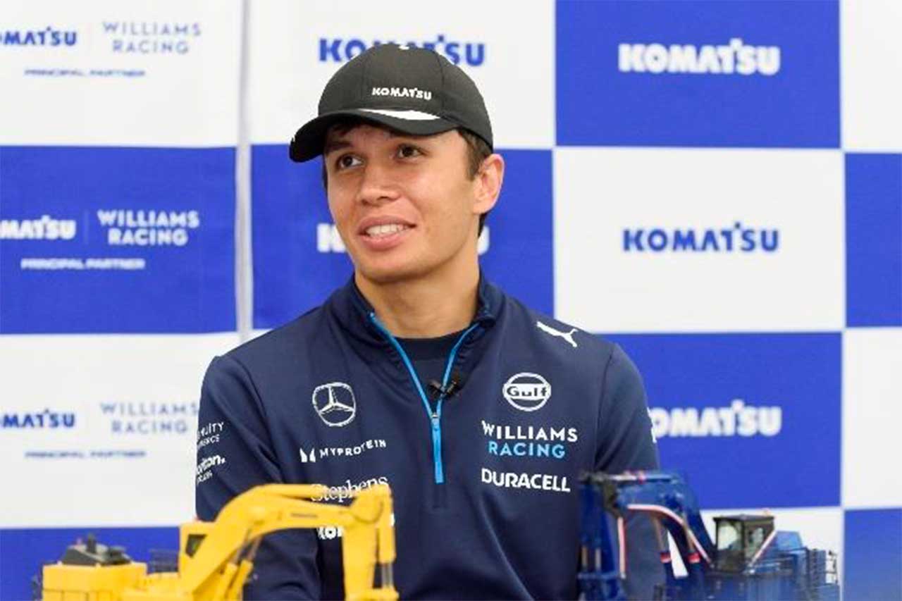 ウイリアムズF1カラーの油圧ショベルがお出迎え。アルボンがコマツ大阪工場を訪問