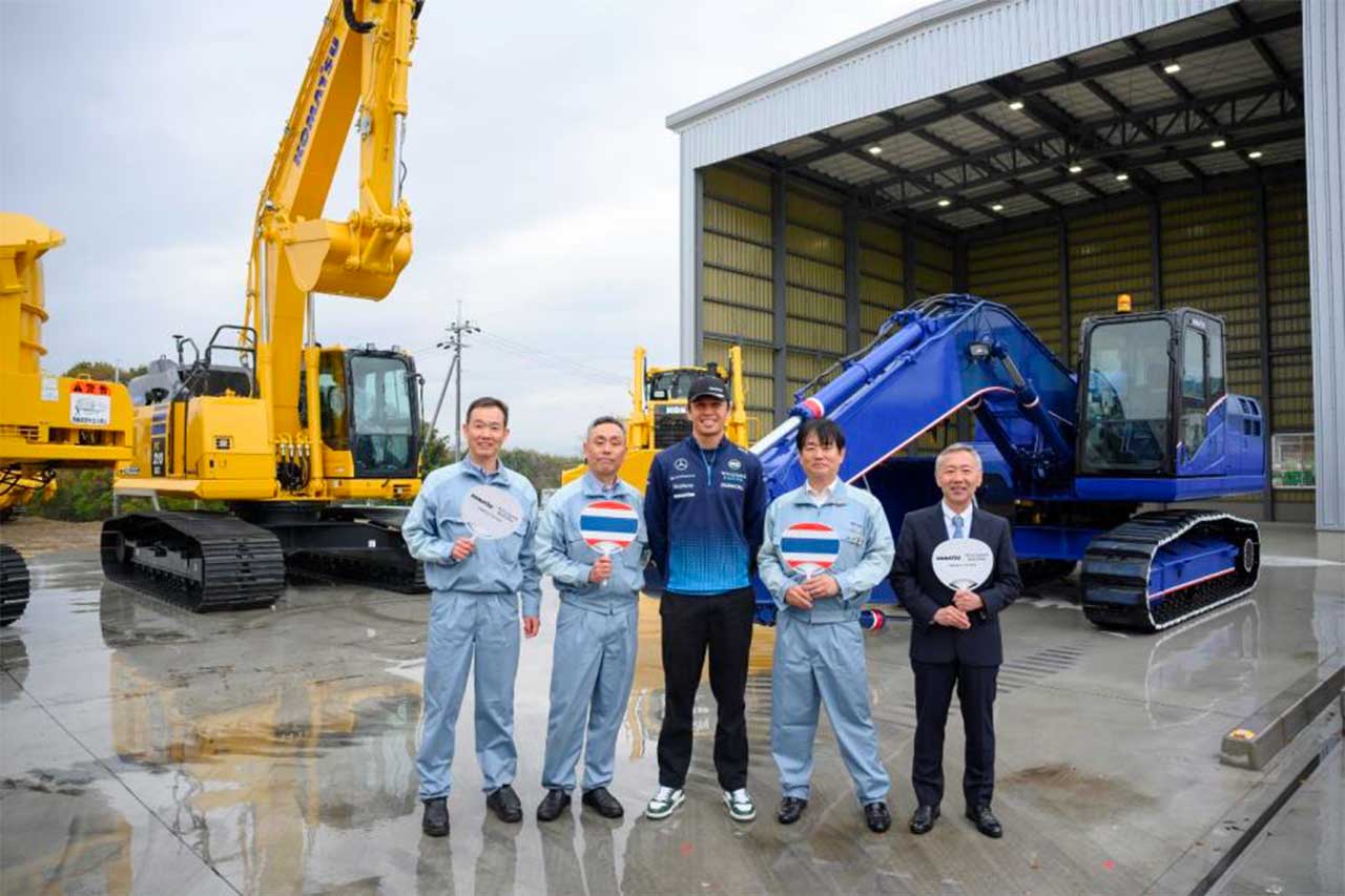 ウイリアムズF1カラーの油圧ショベルがお出迎え。アルボンがコマツ大阪工場を訪問