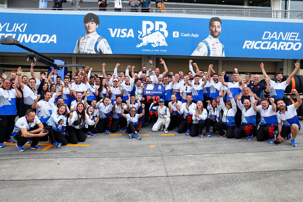 角田裕毅（RB）の10位入賞を祝うチーム
