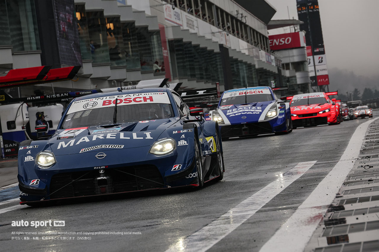 2024スーパーGT富士公式テスト　ピットロードを走るGT500マシンたち