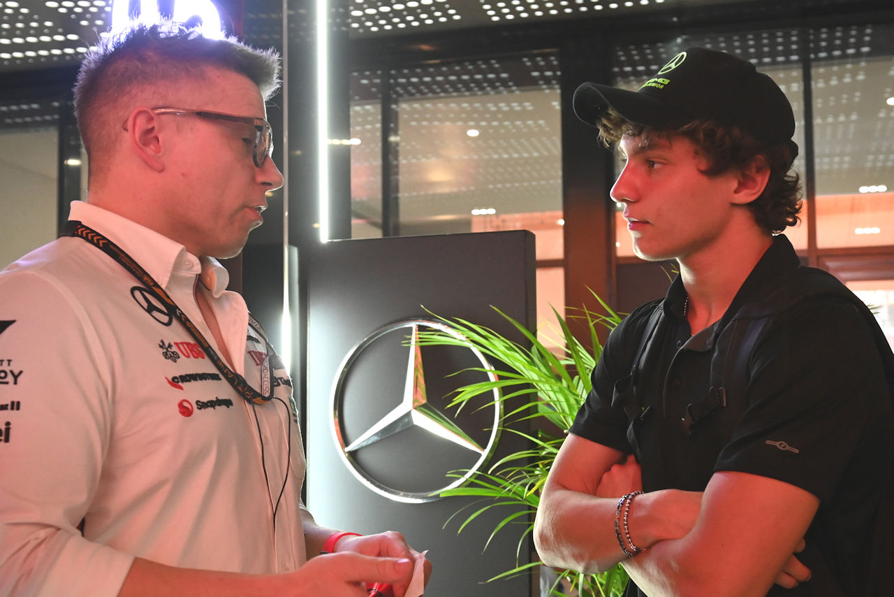 メルセデスF1のシニアレースエンジニア、ピーター・ボニントンとアンドレア・キミ・アントネッリ