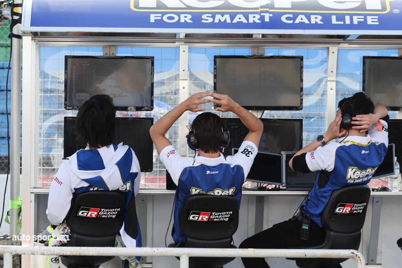 大湯都史樹／立川祐路監督／岡島慎太郎エンジニア（KeePer CERUMO GR Supra）