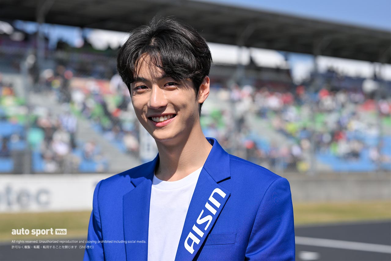 スーパーGTのレースアンバサダーに早くも男性登場。韓国人モデルのジュンさんが第1戦から活躍