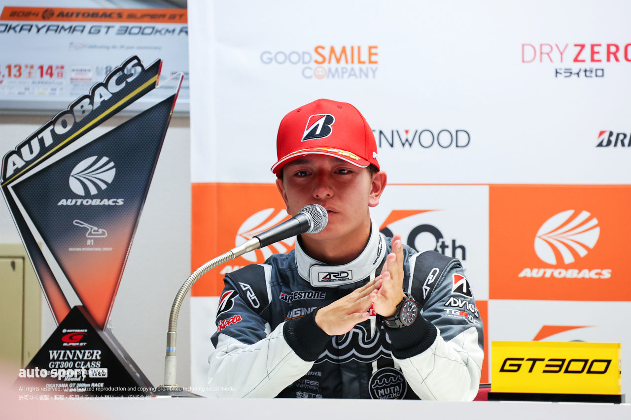 平良響「とてもうれしい初優勝」。堤優威「少しの隙も許されない展開」【スーパーGT第1戦GT300決勝会見】