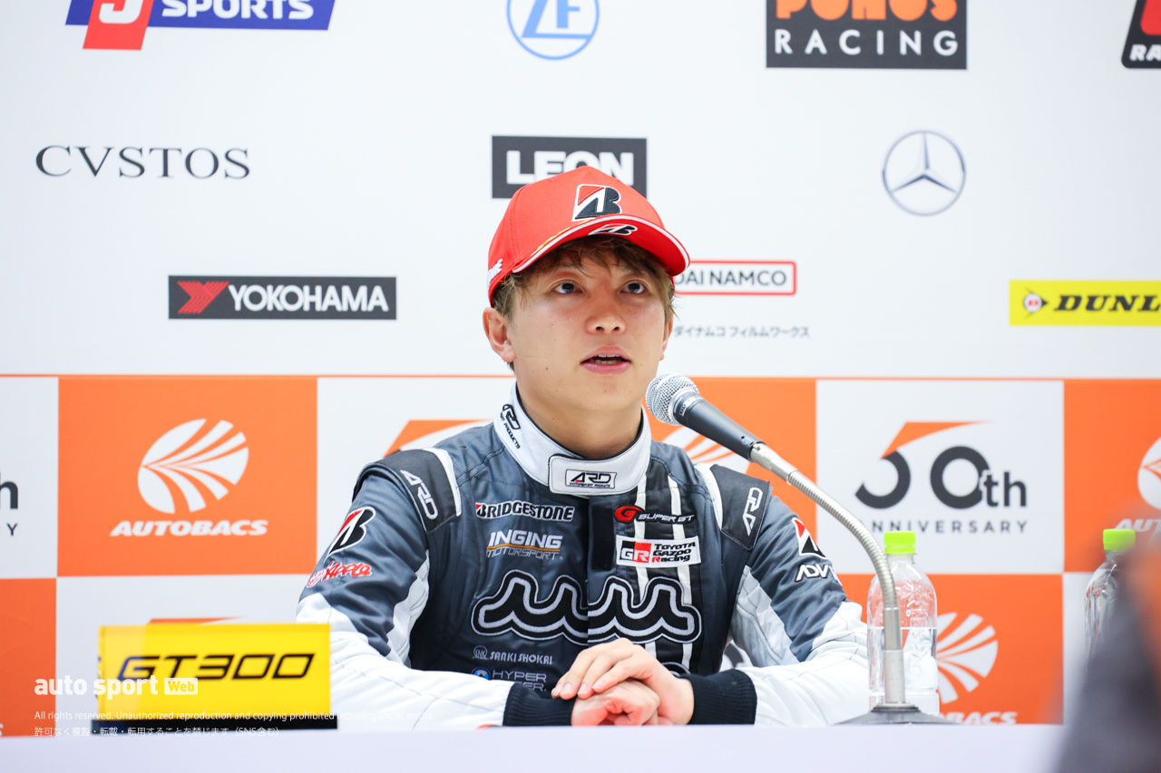 平良響「とてもうれしい初優勝」。堤優威「少しの隙も許されない展開」【スーパーGT第1戦GT300決勝会見】