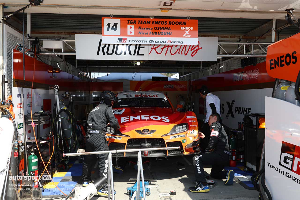 2024年スーパーGT第1戦岡山決勝でクラッシュに巻き込まれてガレージで修復する14号車ENEOS X PRIME GR Supra