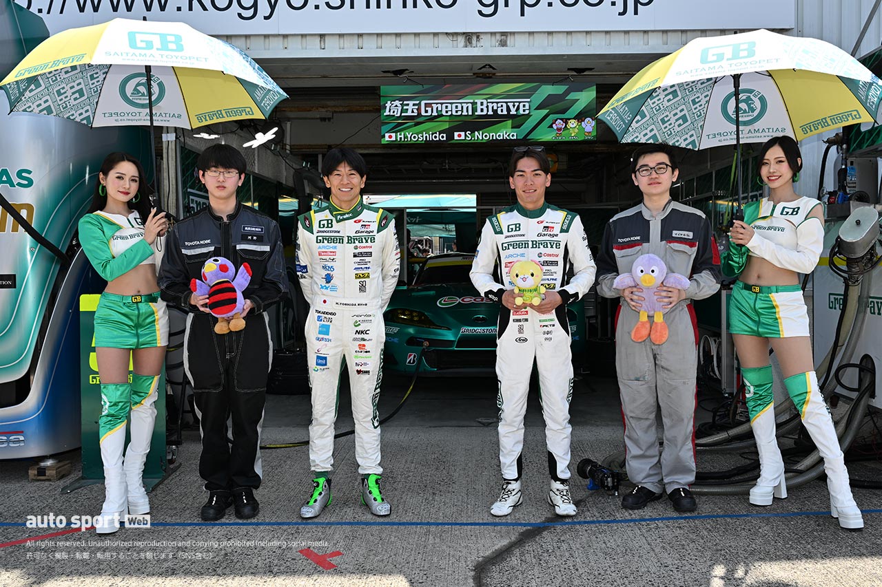 全部見せます。2024年スーパーGTドライバーたちのレーシングスーツ姿＆レースアンバサダー（1）