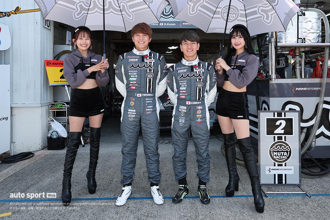 全部見せます。2024年スーパーGTドライバーたちのレーシングスーツ姿＆レースアンバサダー（1）