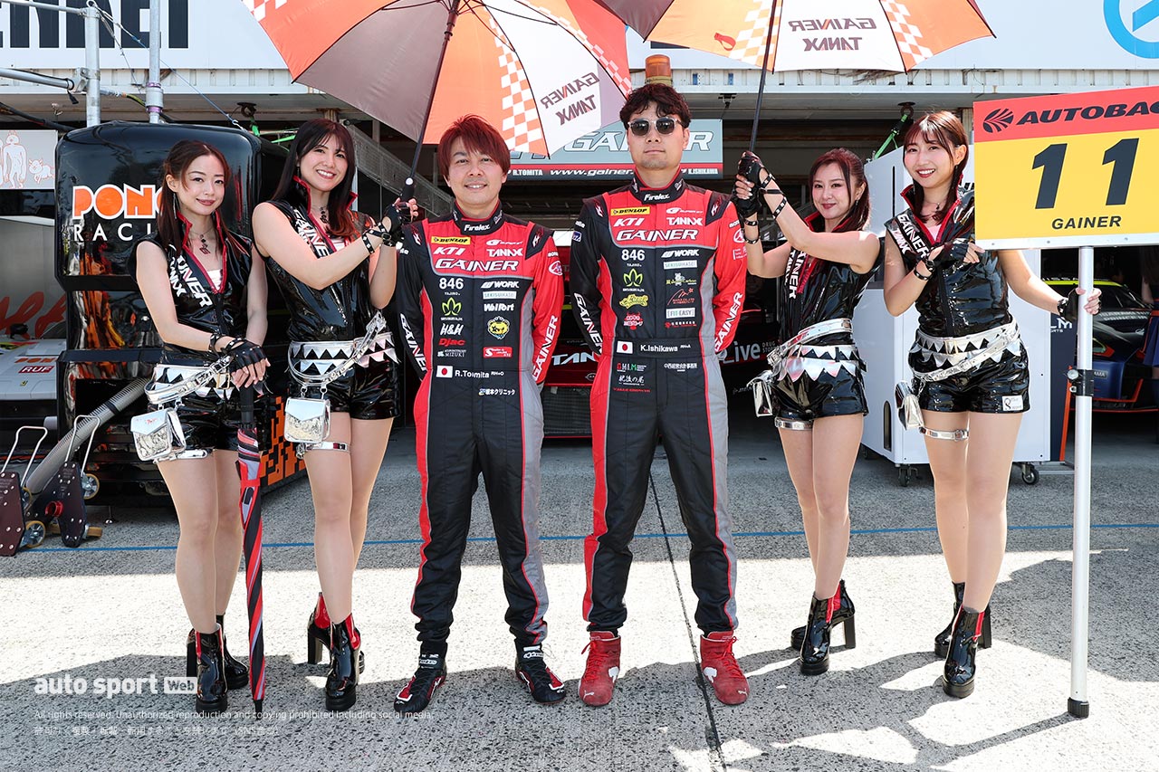 全部見せます。2024年スーパーGTドライバーたちのレーシングスーツ姿＆レースアンバサダー（2）