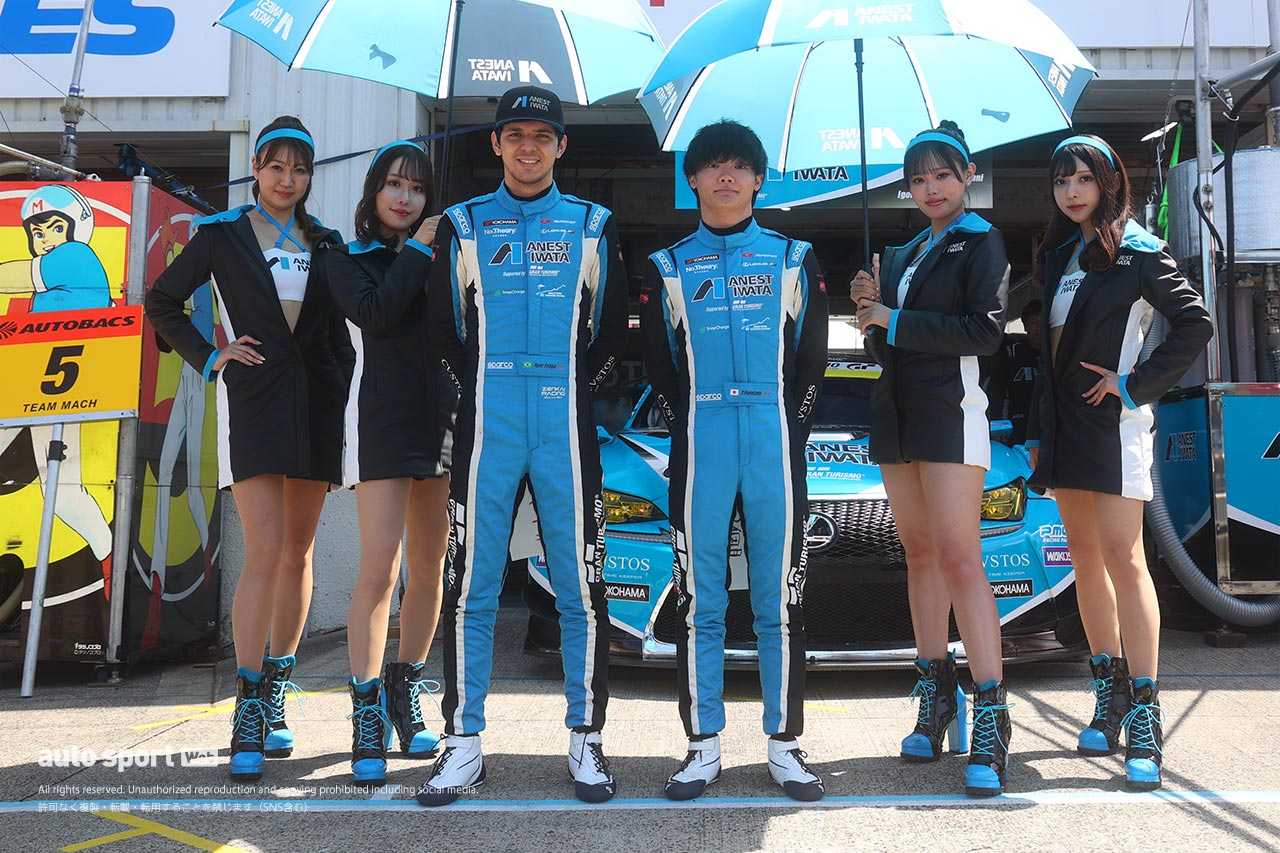 全部見せます。2024年スーパーGTドライバーたちのレーシングスーツ姿＆レースアンバサダー（3）