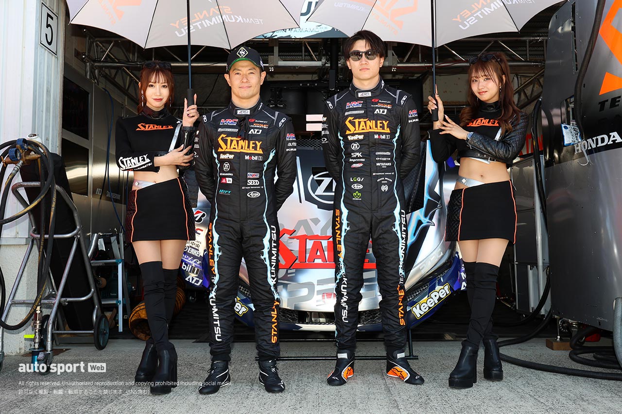 全部見せます。2024年スーパーGTドライバーたちのレーシングスーツ姿＆レースアンバサダー（3）