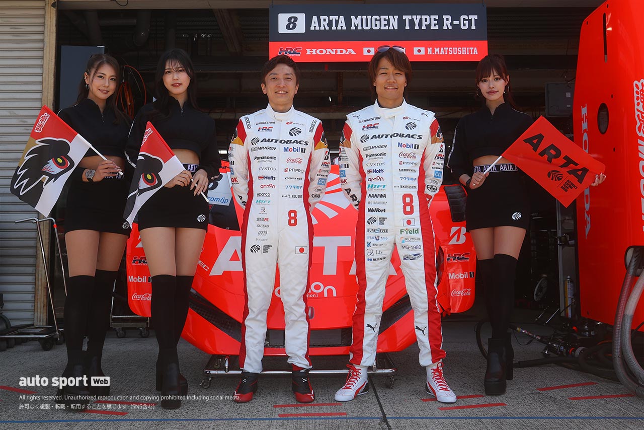 全部見せます。2024年スーパーGTドライバーたちのレーシングスーツ姿＆レースアンバサダー（3）