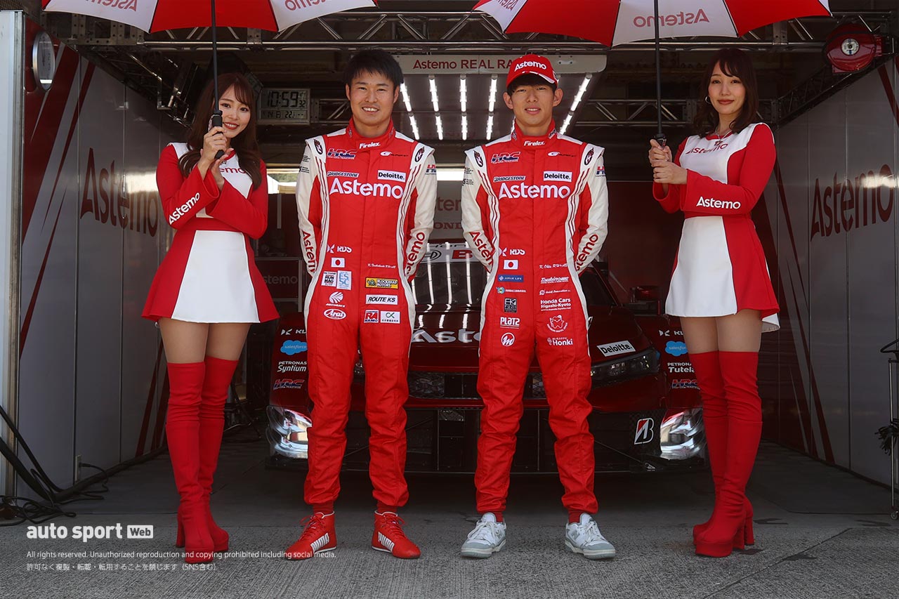 全部見せます。2024年スーパーGTドライバーたちのレーシングスーツ姿＆レースアンバサダー（3）