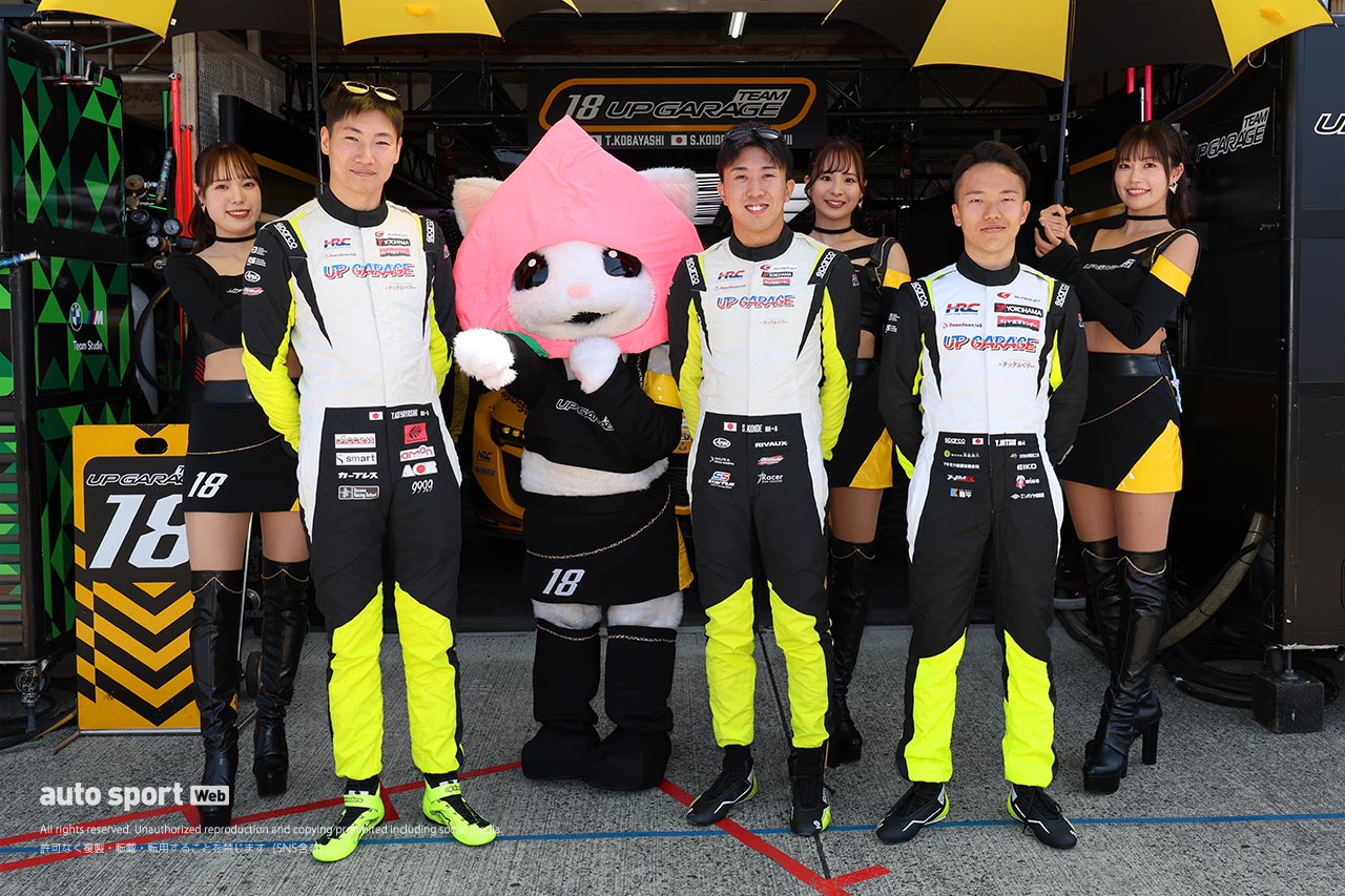 全部見せます。2024年スーパーGTドライバーたちのレーシングスーツ姿＆レースアンバサダー（3）