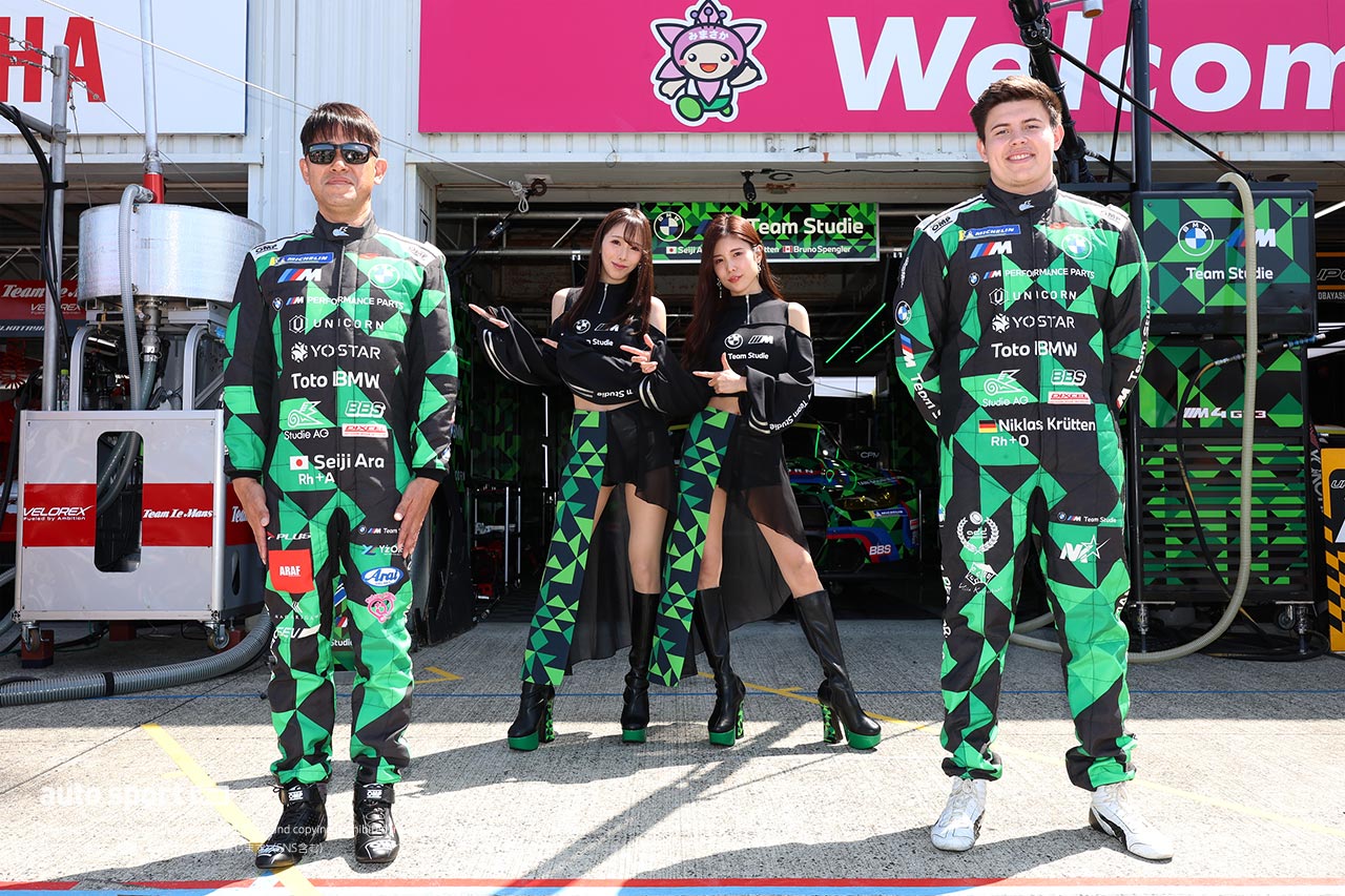 全部見せます。2024年スーパーGTドライバーたちのレーシングスーツ姿＆レースアンバサダー（3）